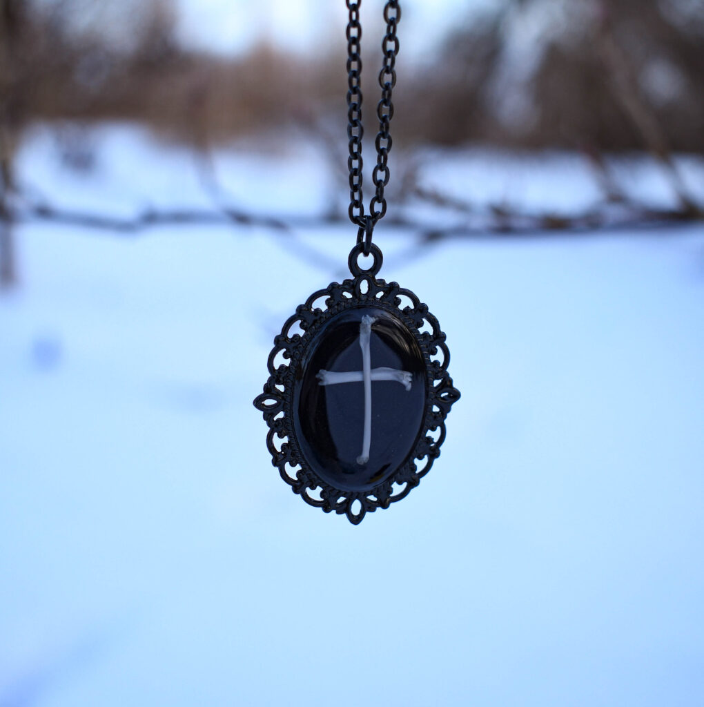 Hiire luudest ristiga kaelakee