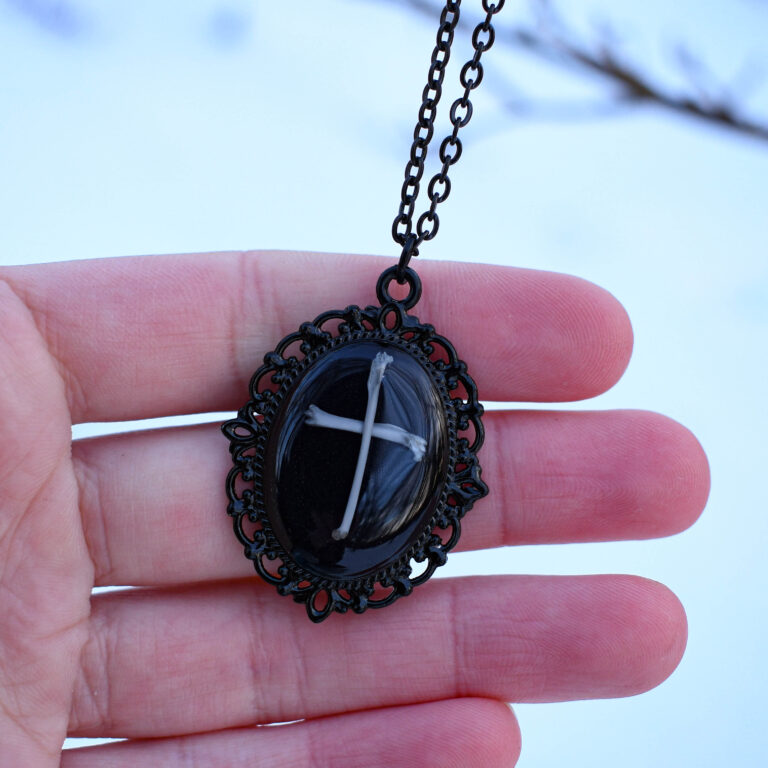 Hiire luudest ristiga kaelakee