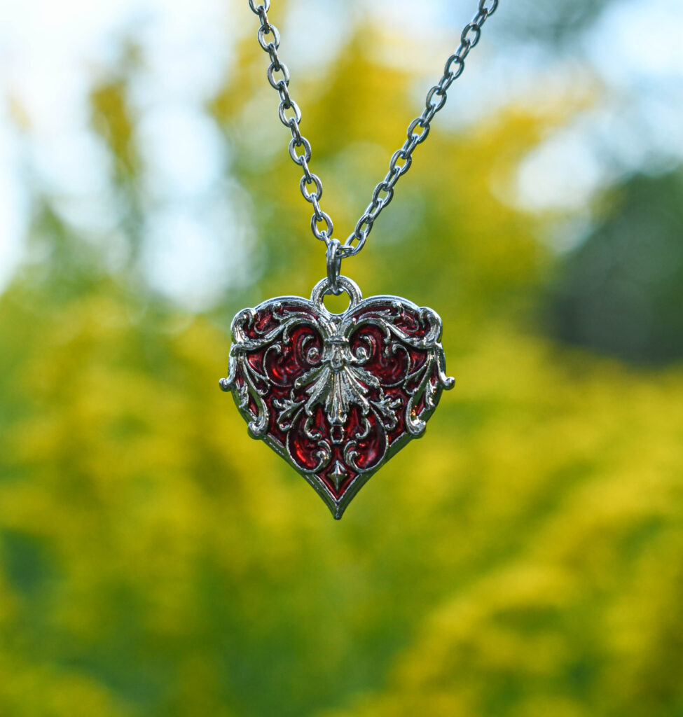 Filigraanse mustriga süda kaelakee