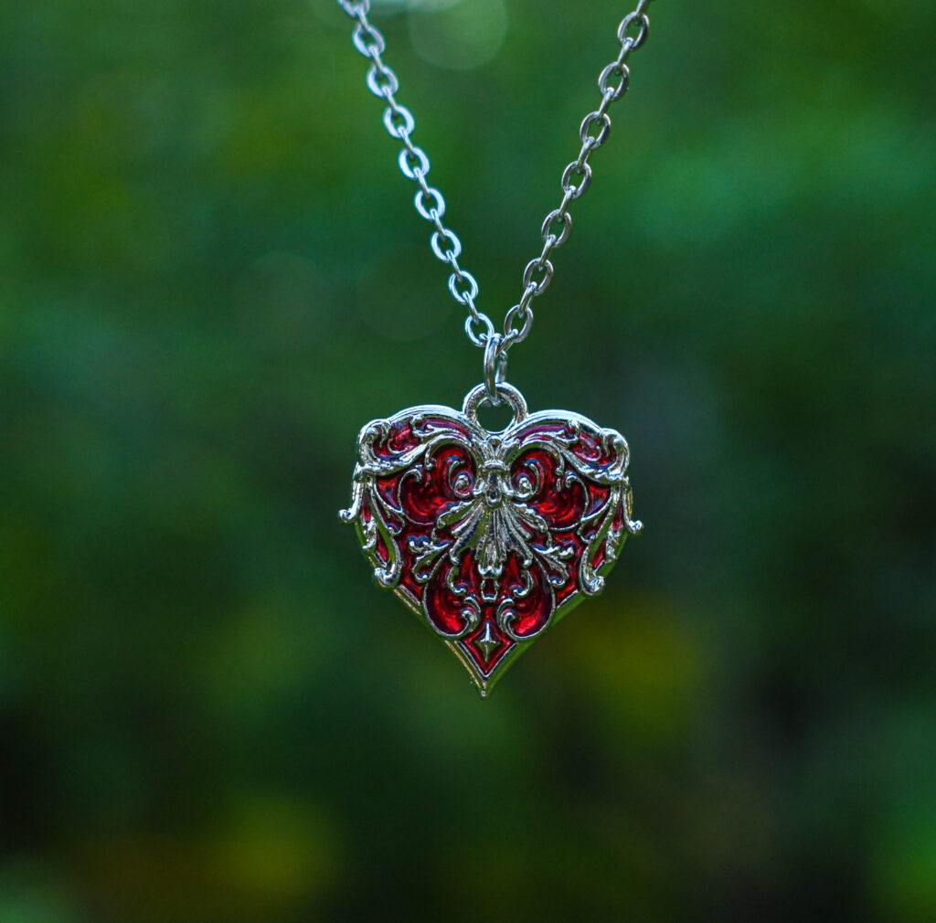 Filigraanse mustriga süda kaelakee