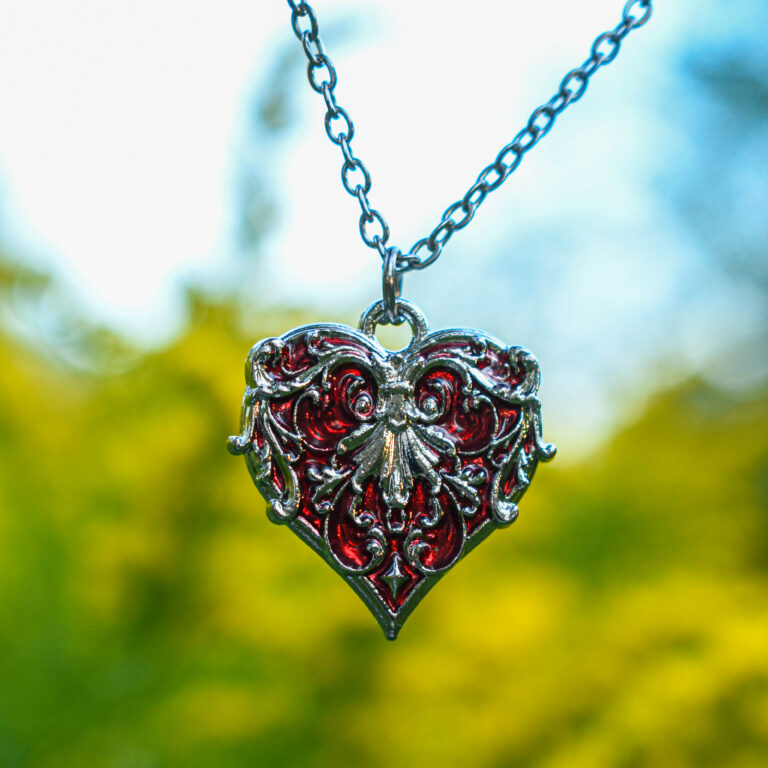 Filigraanse mustriga süda kaelakee