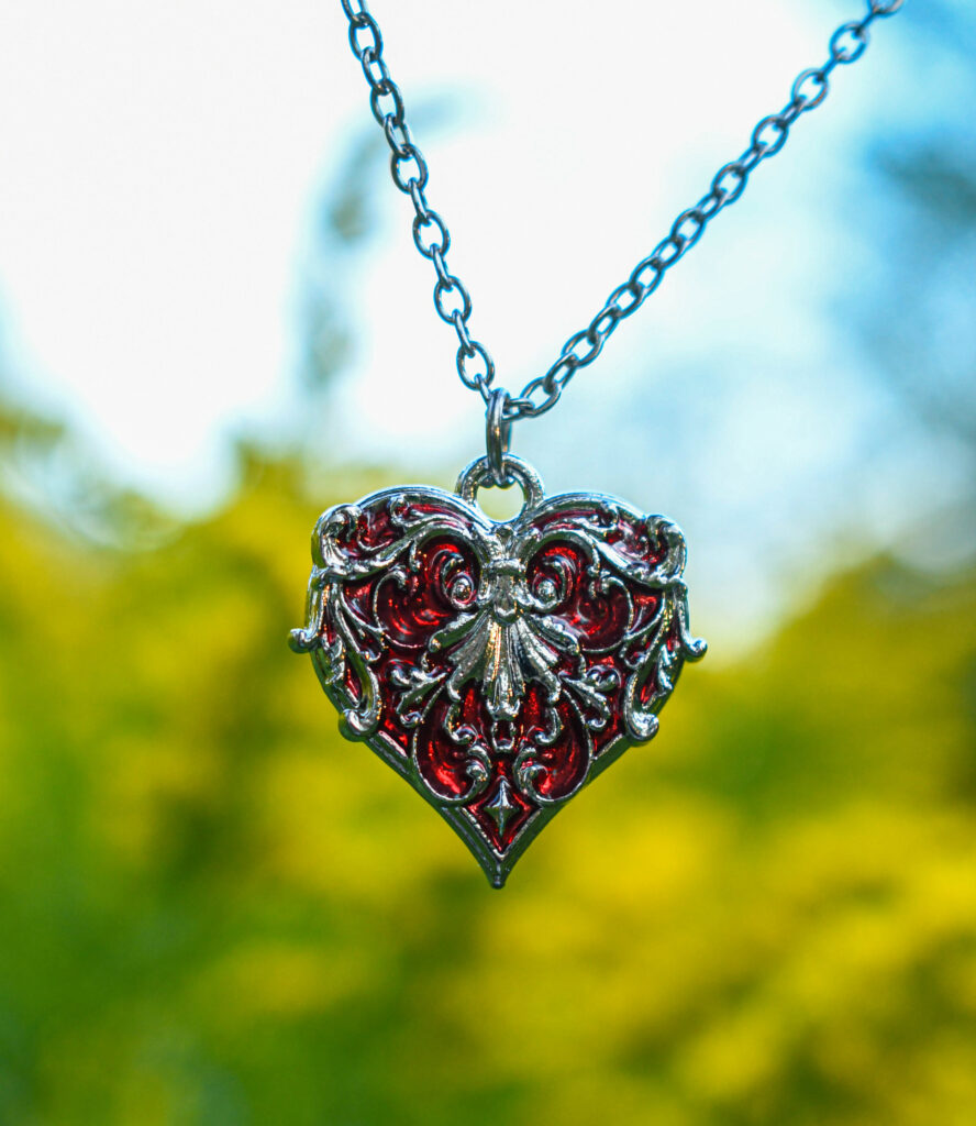 Filigraanse mustriga süda kaelakee