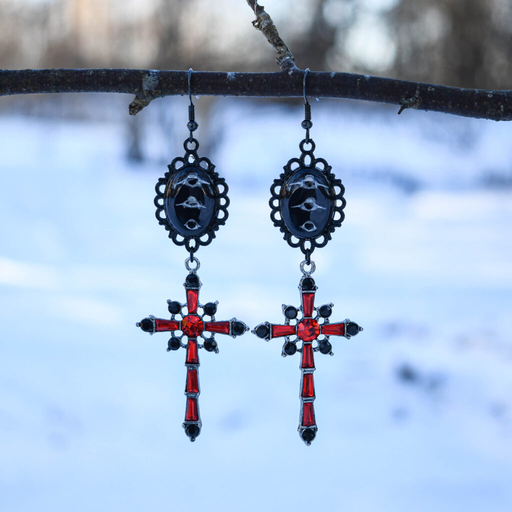 Hiire Selgroo külide ja punase ristiga kõrvarõngad