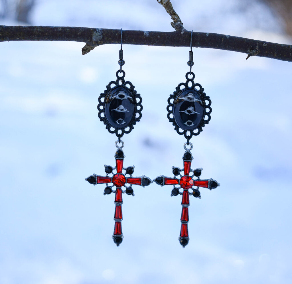 Hiire Selgroo külide ja punase ristiga kõrvarõngad