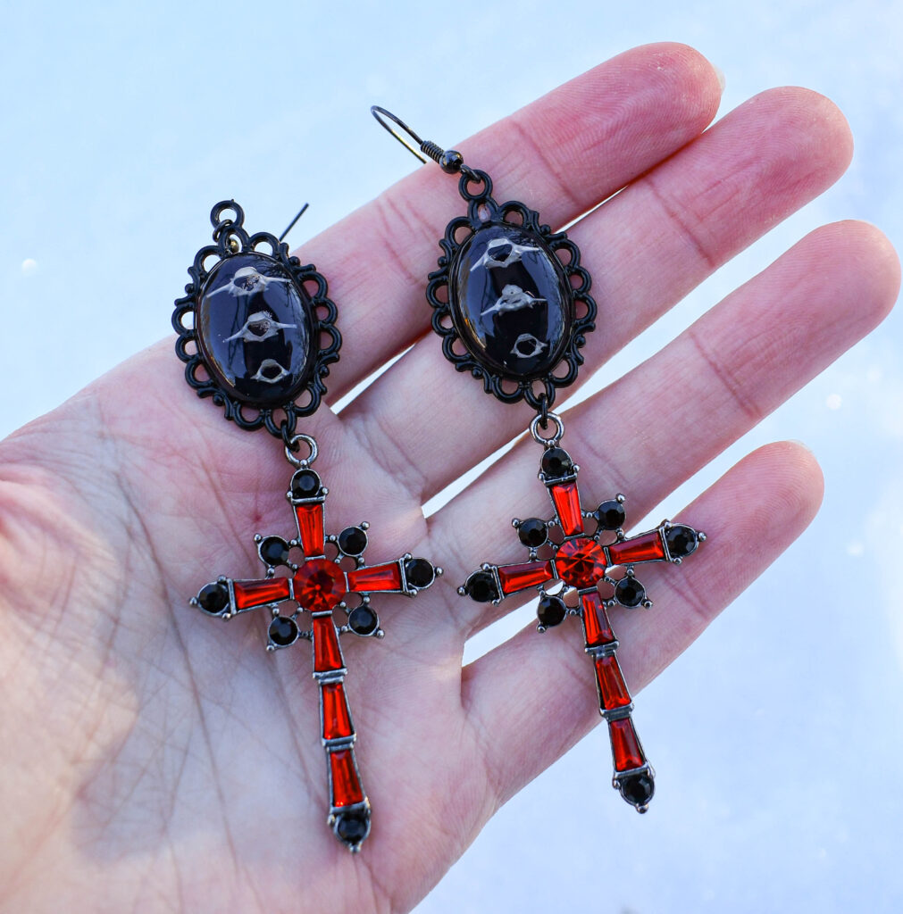 Hiire Selgroo külide ja punase ristiga kõrvarõngad