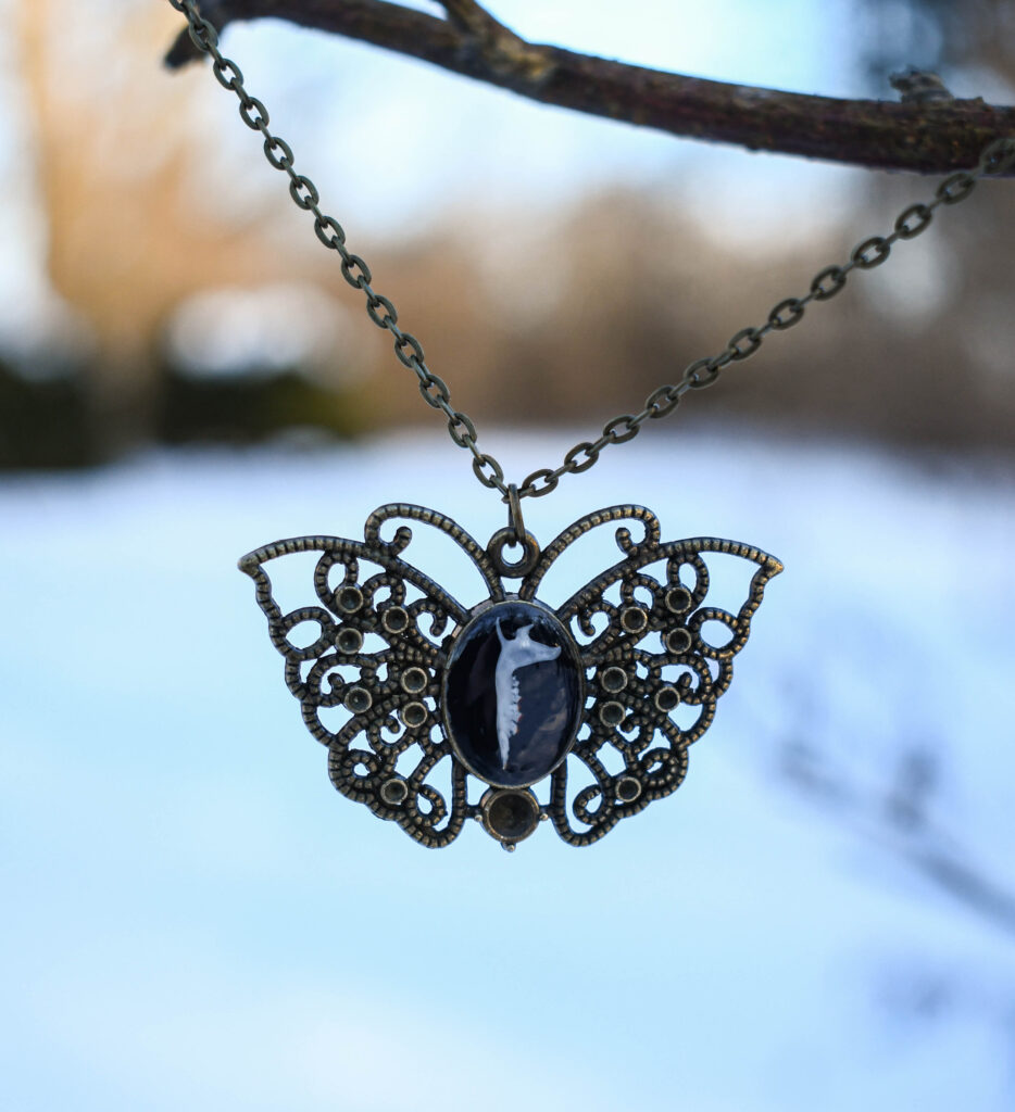 Hiire alalõualuu liblika ripatsi sees kaelakee