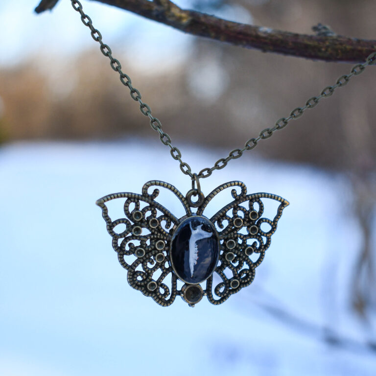 Hiire alalõualuu liblika ripatsi sees kaelakee