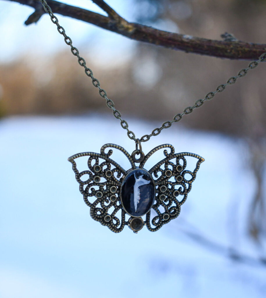 Hiire alalõualuu liblika ripatsi sees kaelakee