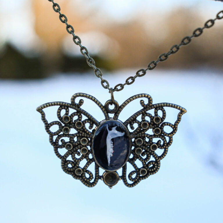 Hiire alalõualuu liblika ripatsi sees kaelakee3