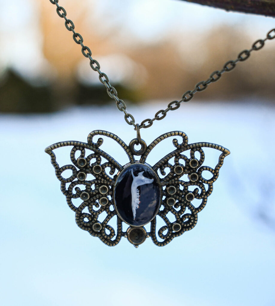 Hiire alalõualuu liblika ripatsi sees kaelakee3