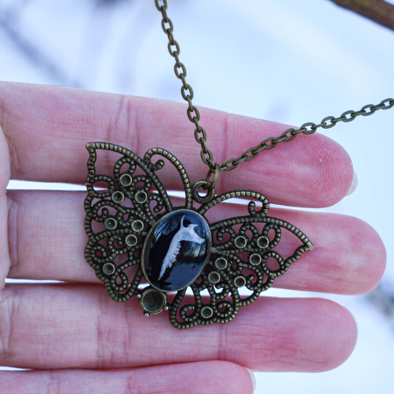 Hiire alalõualuu liblika ripatsi sees kaelakee