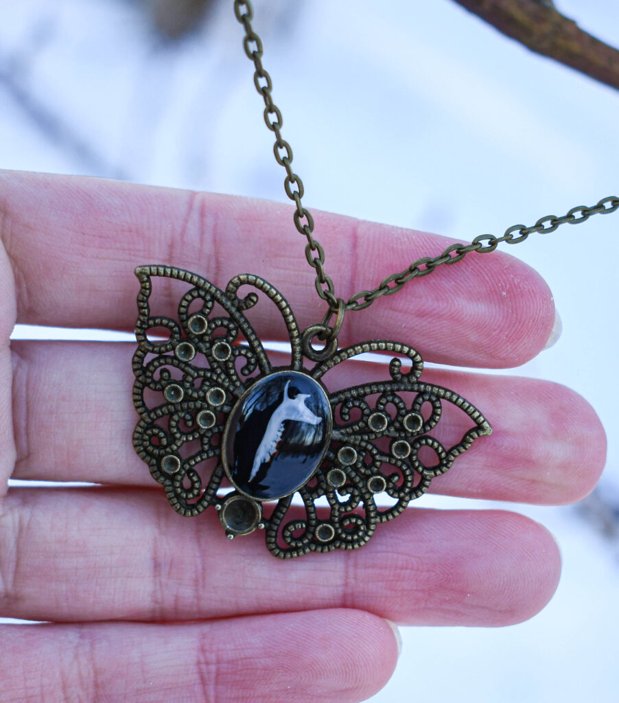 Hiire alalõualuu liblika ripatsi sees kaelakee