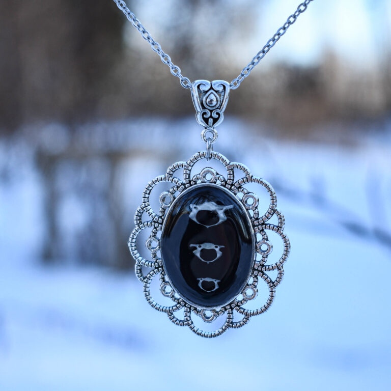 Hiire kolmest selgroo lülist kaelakee