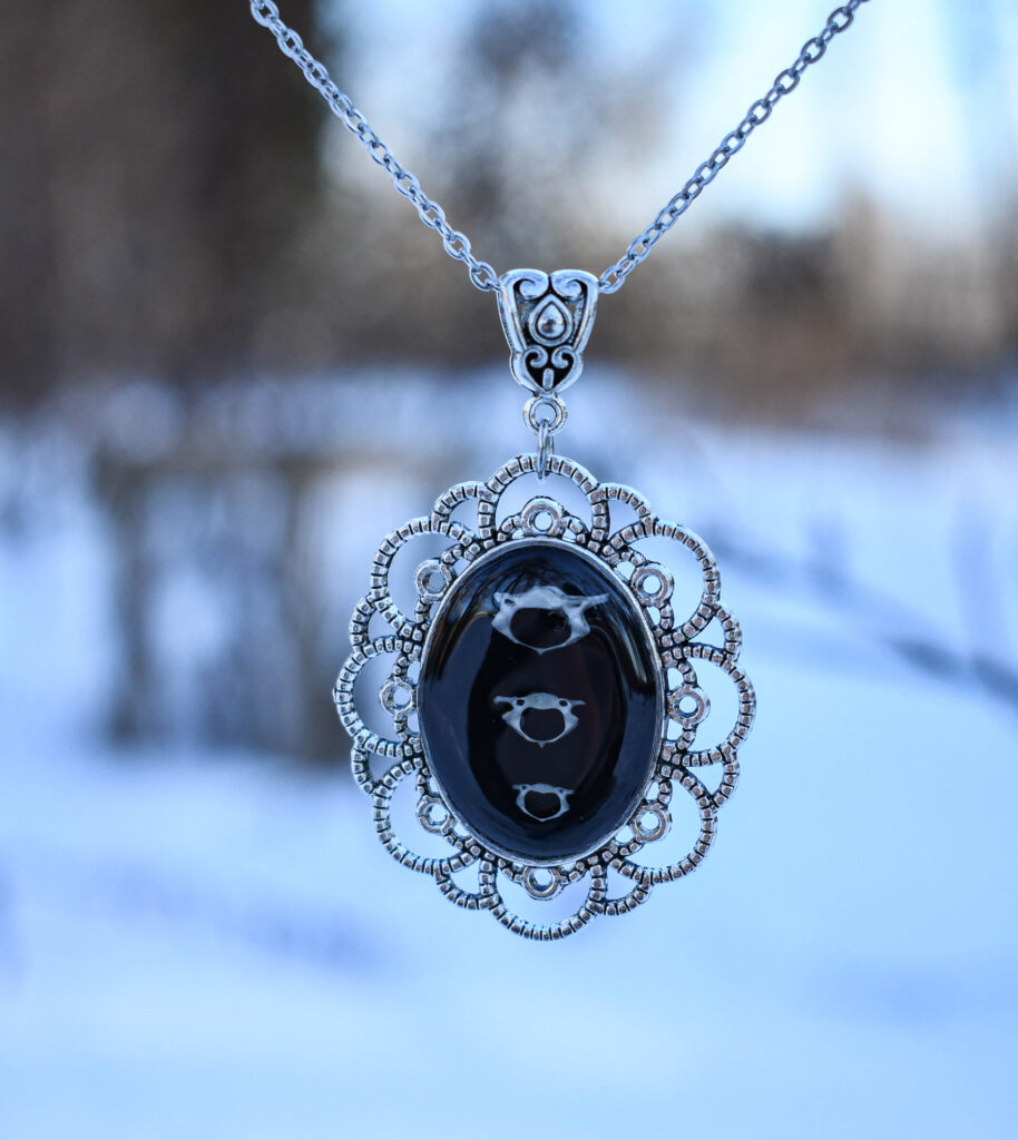 Hiire kolmest selgroo lülist kaelakee