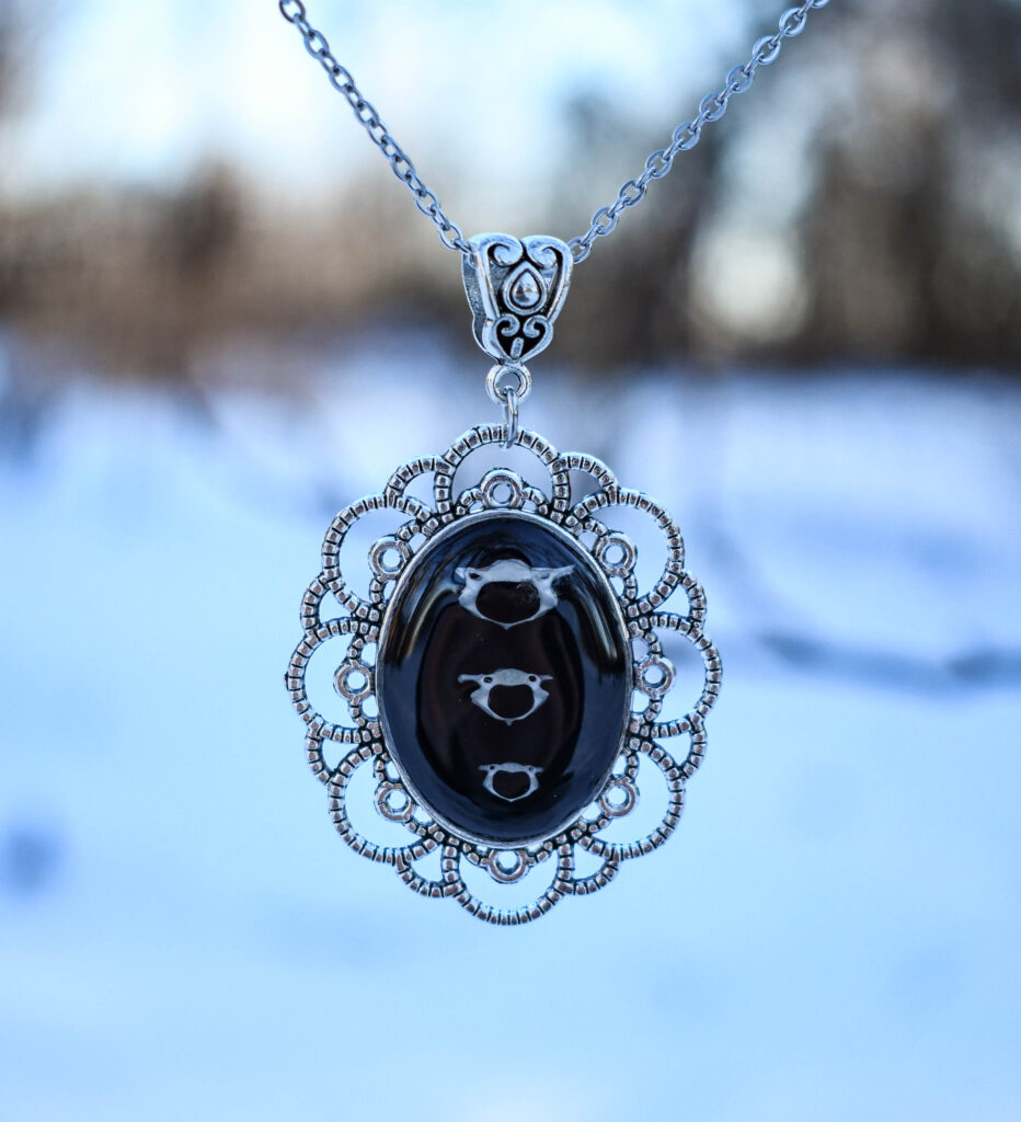 Hiire kolmest selgroo lülist kaelakee