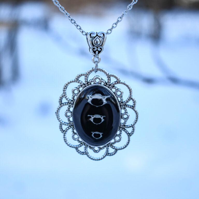 Hiire kolmest selgroo lülist kaelakee