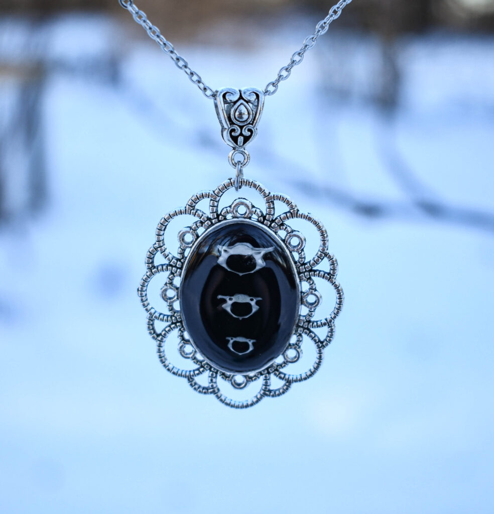 Hiire kolmest selgroo lülist kaelakee