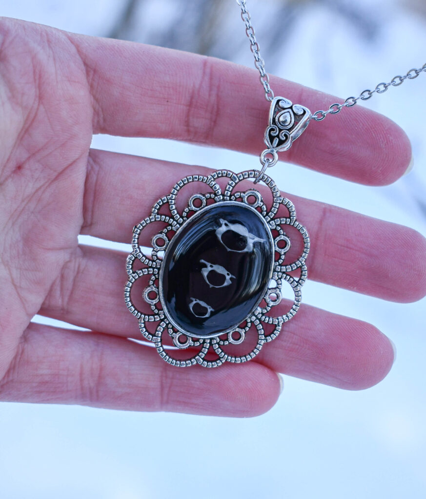 Hiire kolmest selgroo lülist kaelakee