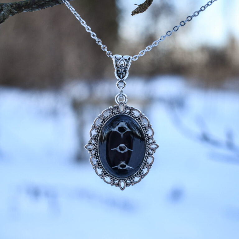 Hiire kolmest selgroo lülist kaelakee