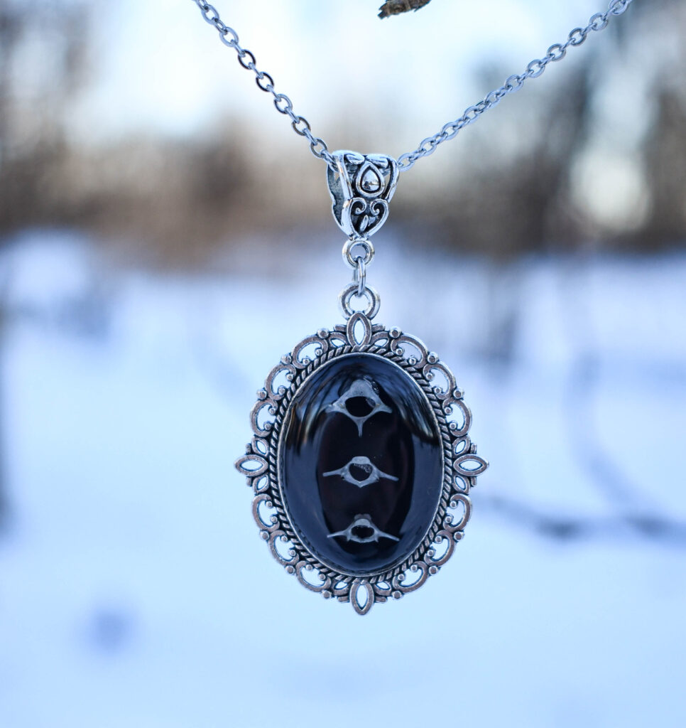 Hiire kolmest selgroo lülist kaelakee