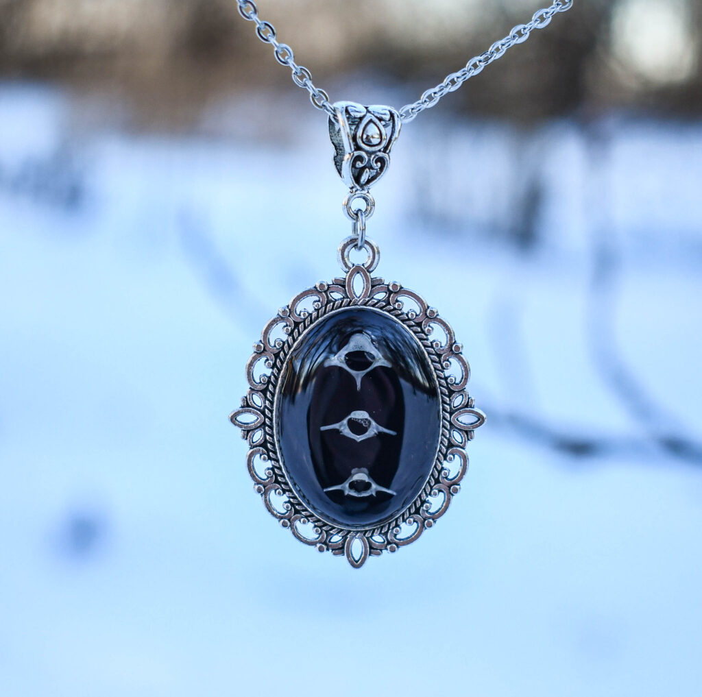 Hiire kolmest selgroo lülist kaelakee