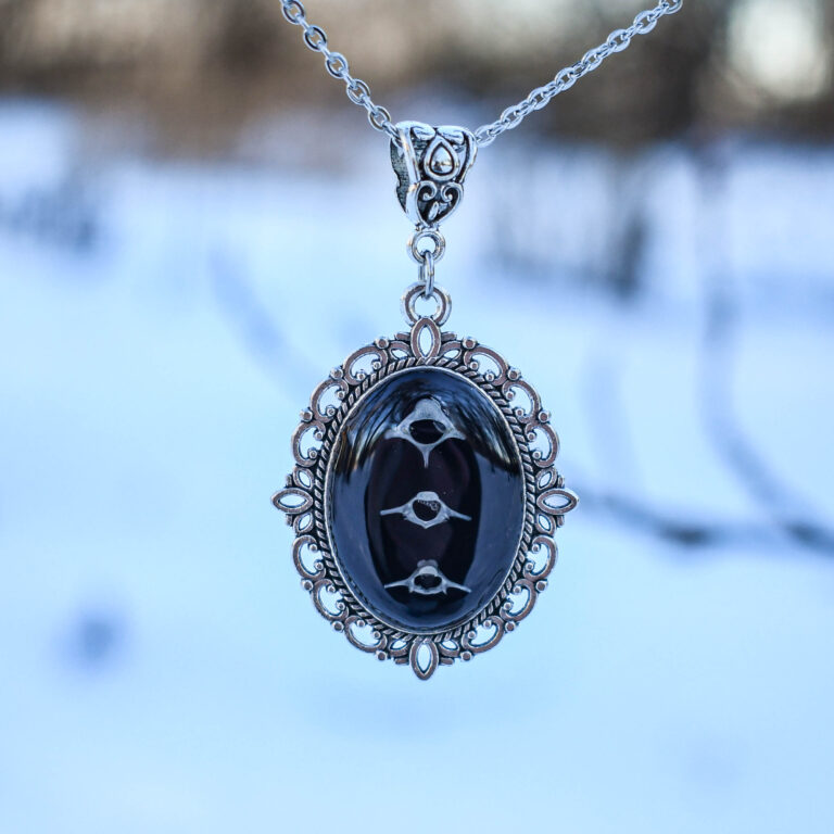 Hiire kolmest selgroo lülist kaelakee