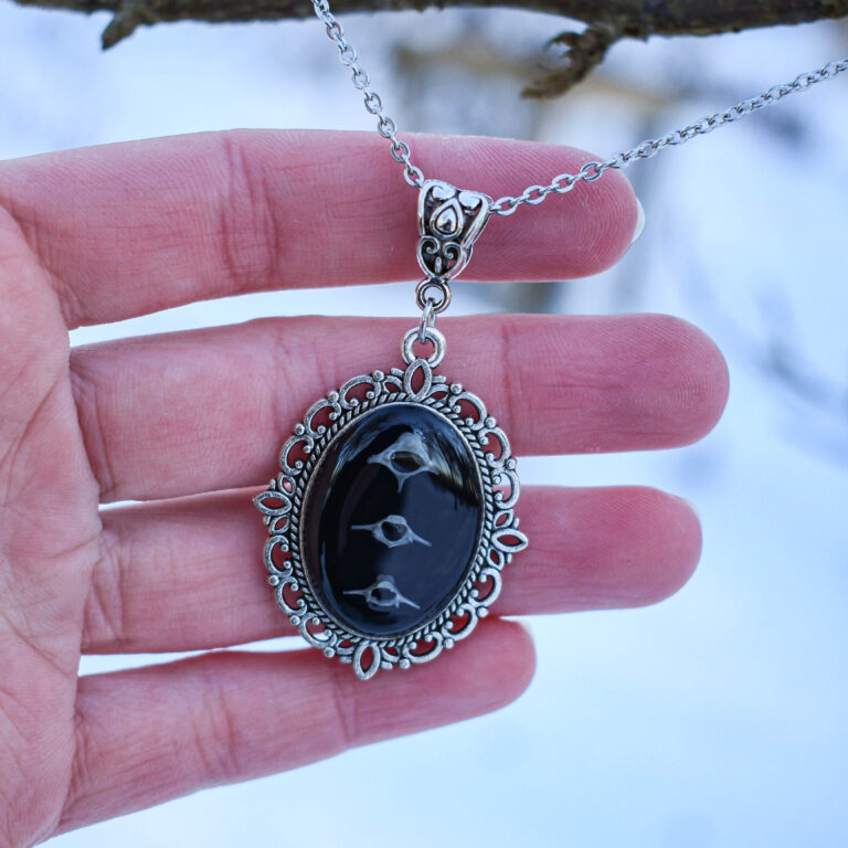 Hiire kolmest selgroo lülist kaelakee