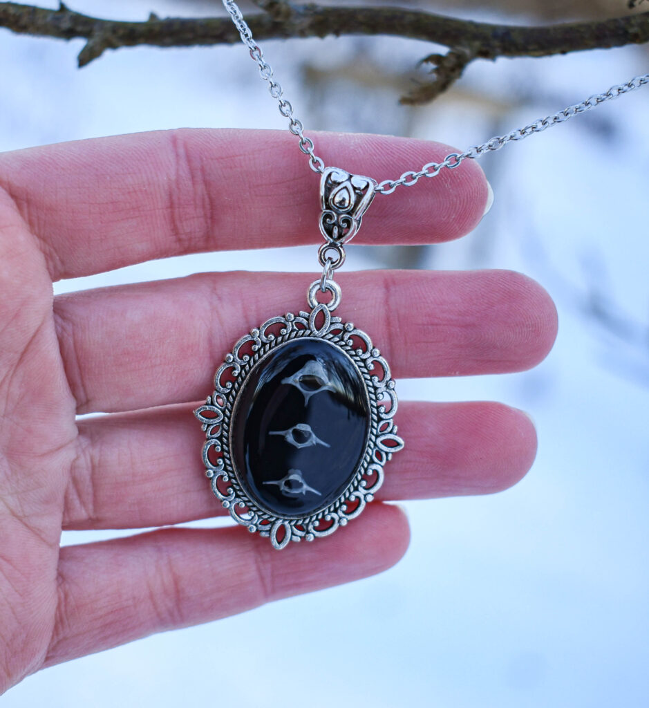 Hiire kolmest selgroo lülist kaelakee