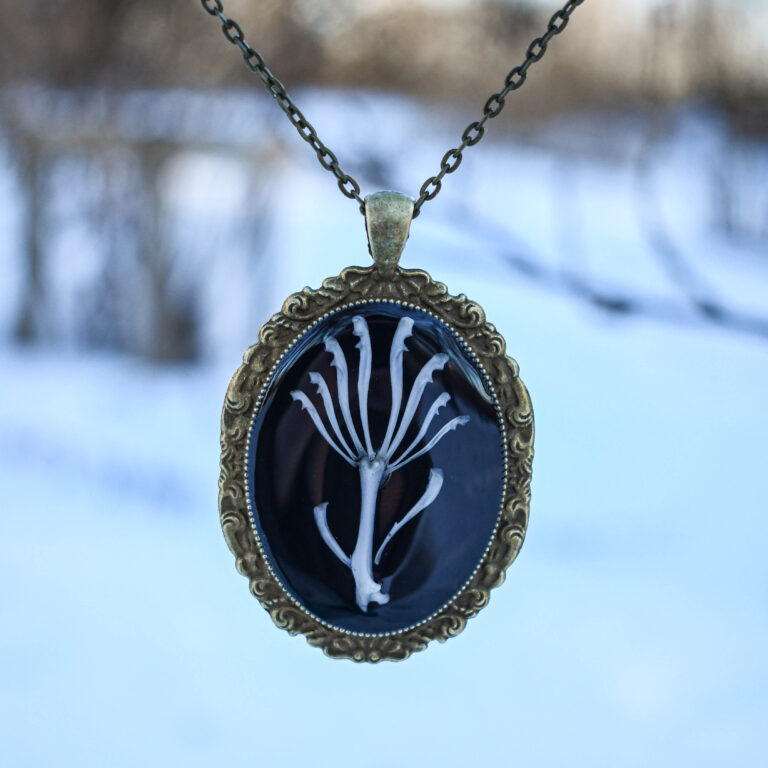 Hiire luudest lill kaelakee