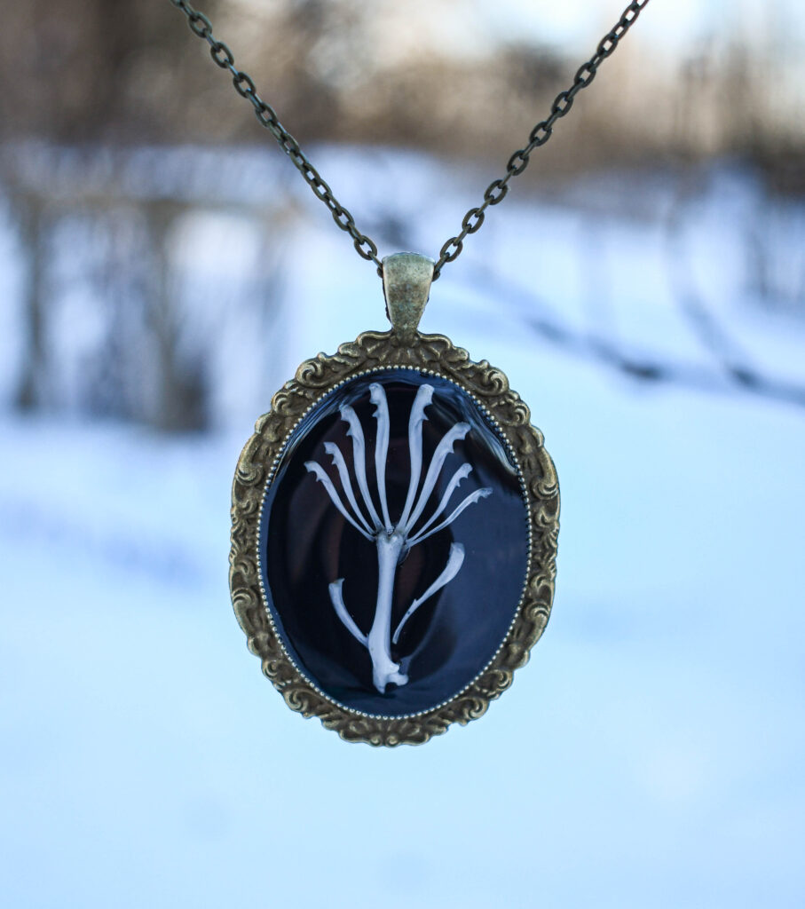 Hiire luudest lill kaelakee