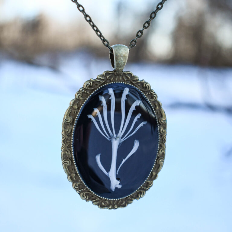 Hiire luudest lill kaelakee