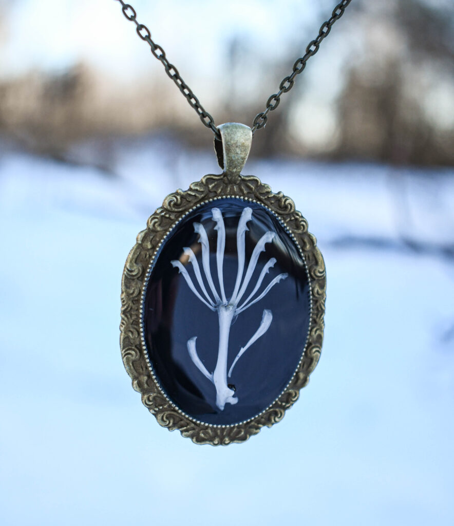 Hiire luudest lill kaelakee