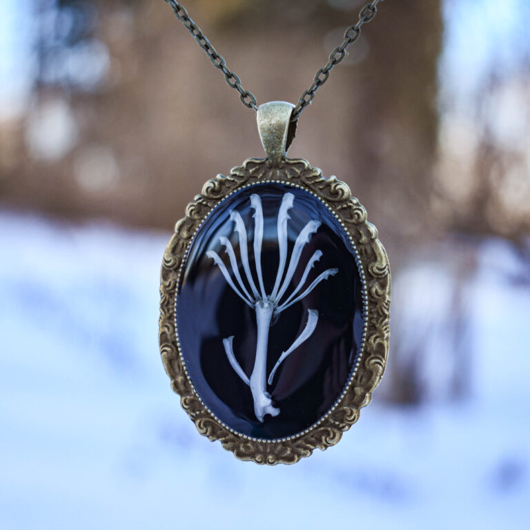 Hiire luudest lill kaelakee