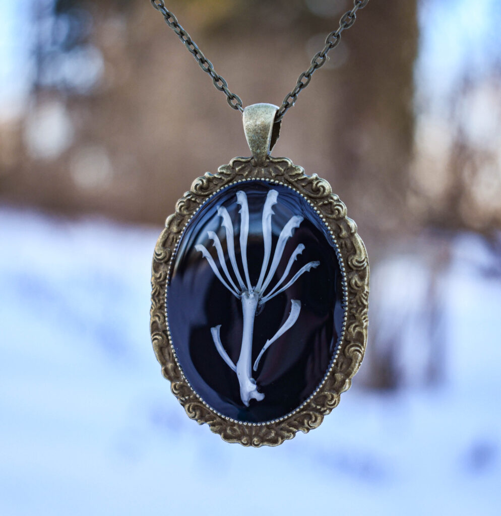 Hiire luudest lill kaelakee