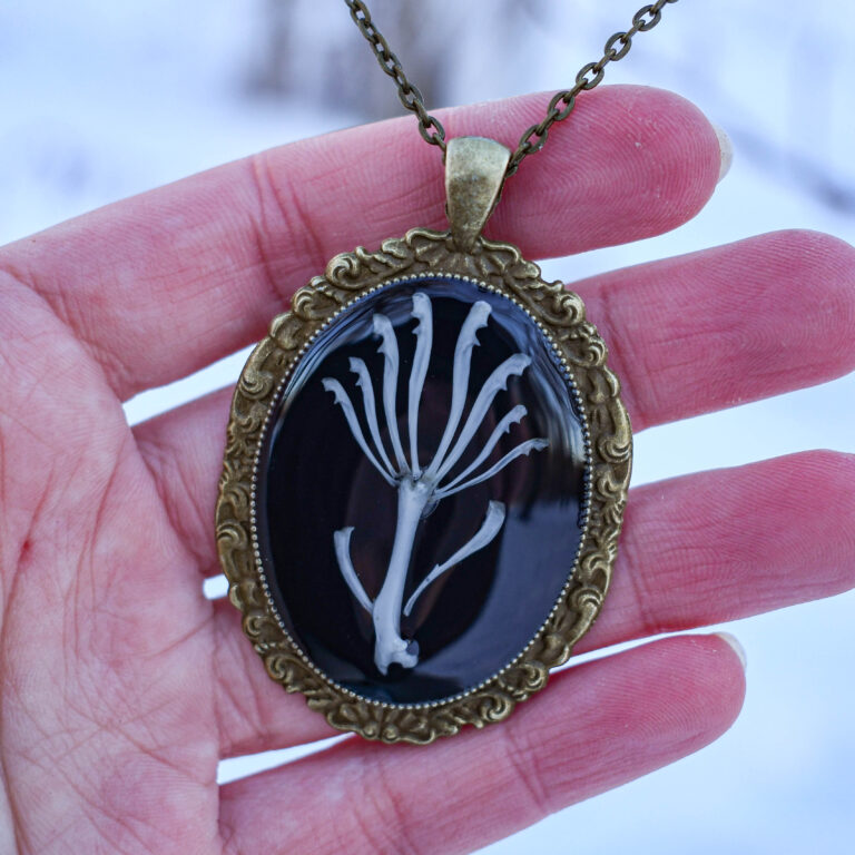 Hiire luudest lill kaelakee