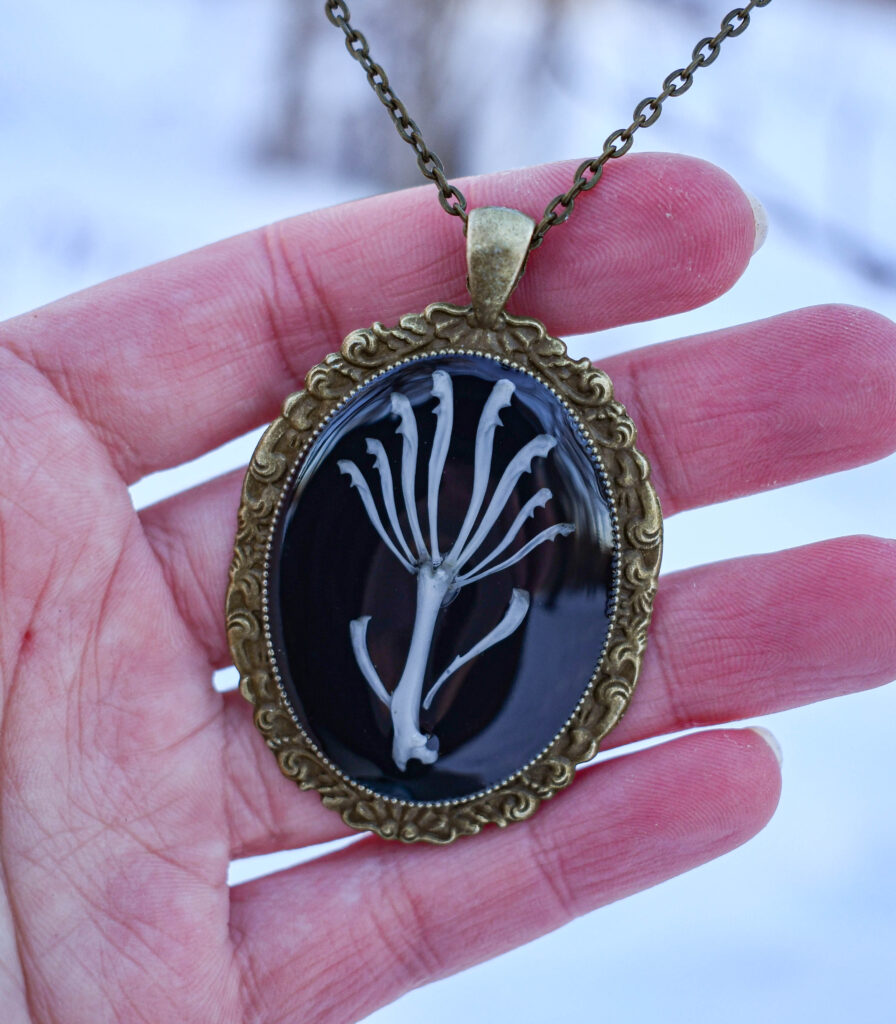 Hiire luudest lill kaelakee