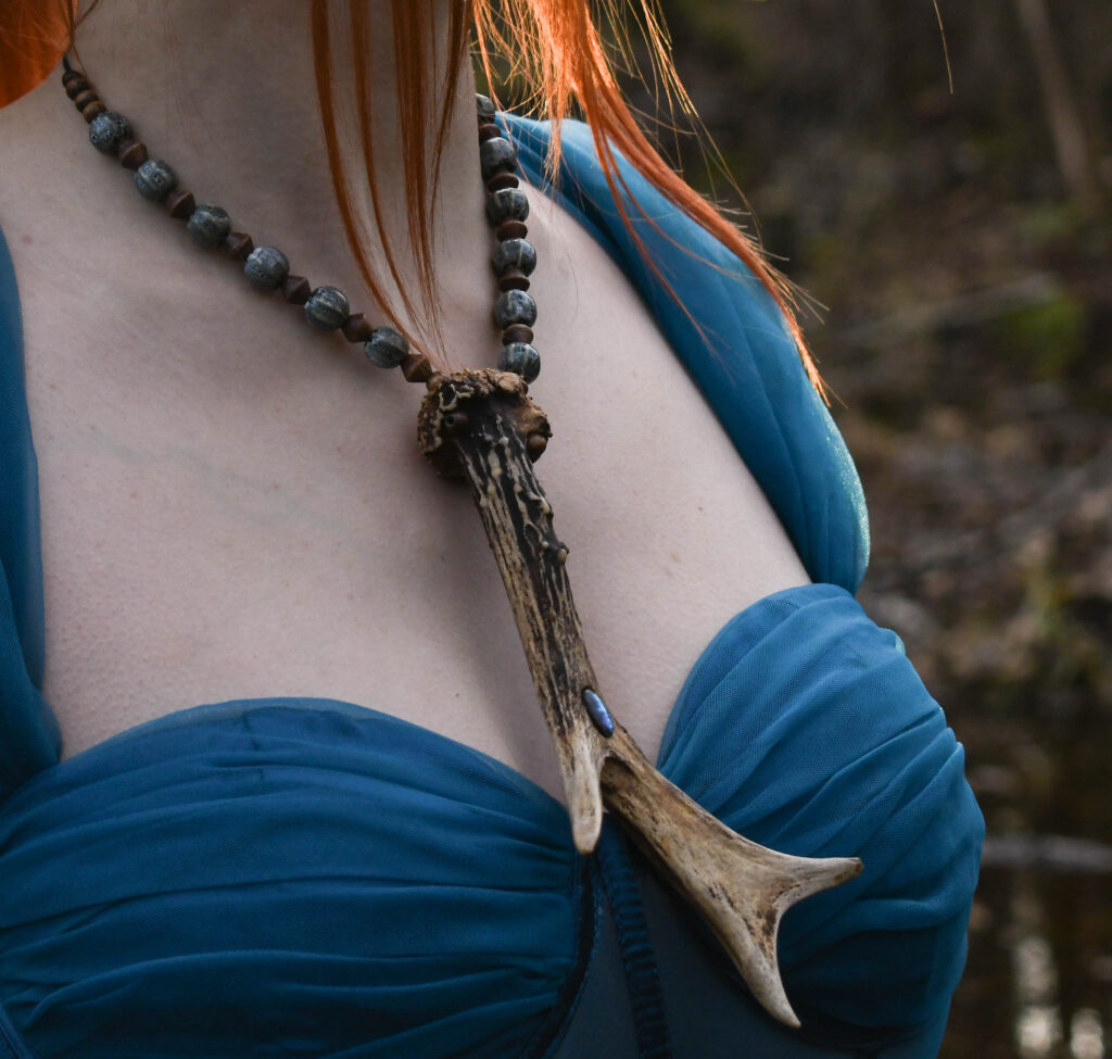 Metskitse-sarve-ja-kristalliga-kaelakee