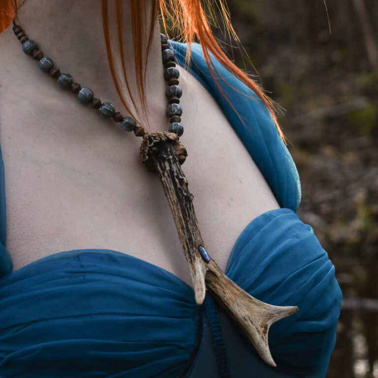 Metskitse-sarve-ja-kristalliga-kaelakee