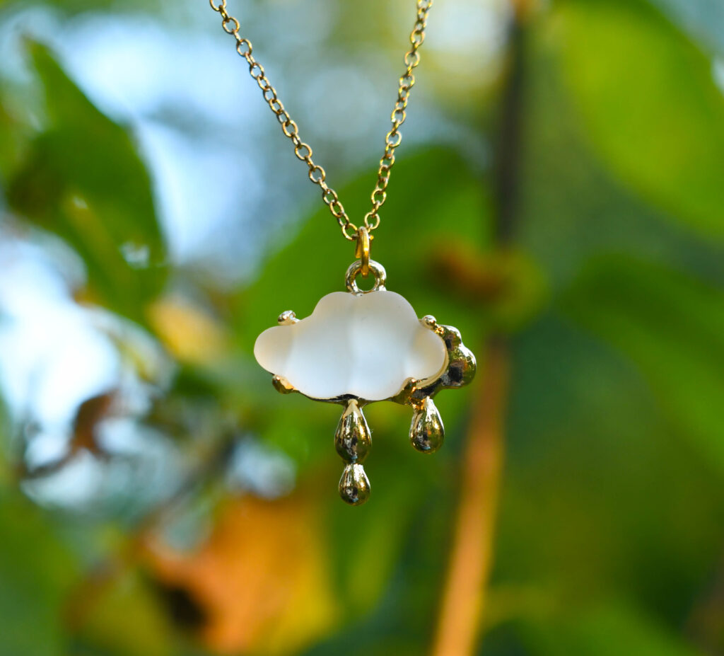 Kuldsete piiskadega vihmapilv kaelakee