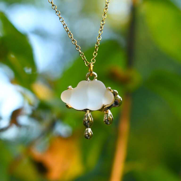 Kuldsete piiskadega vihmapilv kaelakee