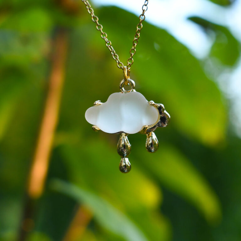 Kuldsete piiskadega vihmapilv kaelakee