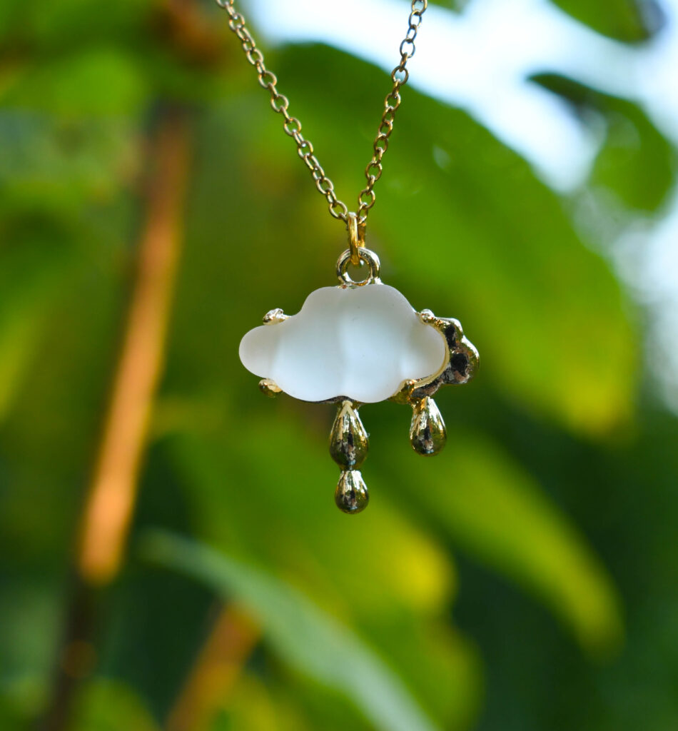 Kuldsete piiskadega vihmapilv kaelakee