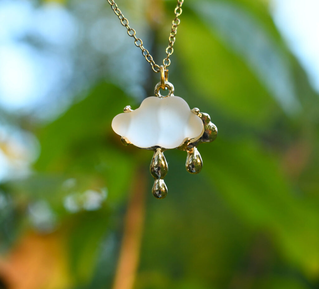 Kuldsete piiskadega vihmapilv kaelakee