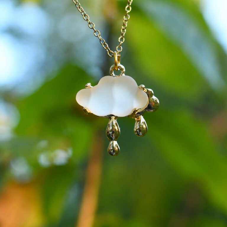 Kuldsete piiskadega vihmapilv kaelakee