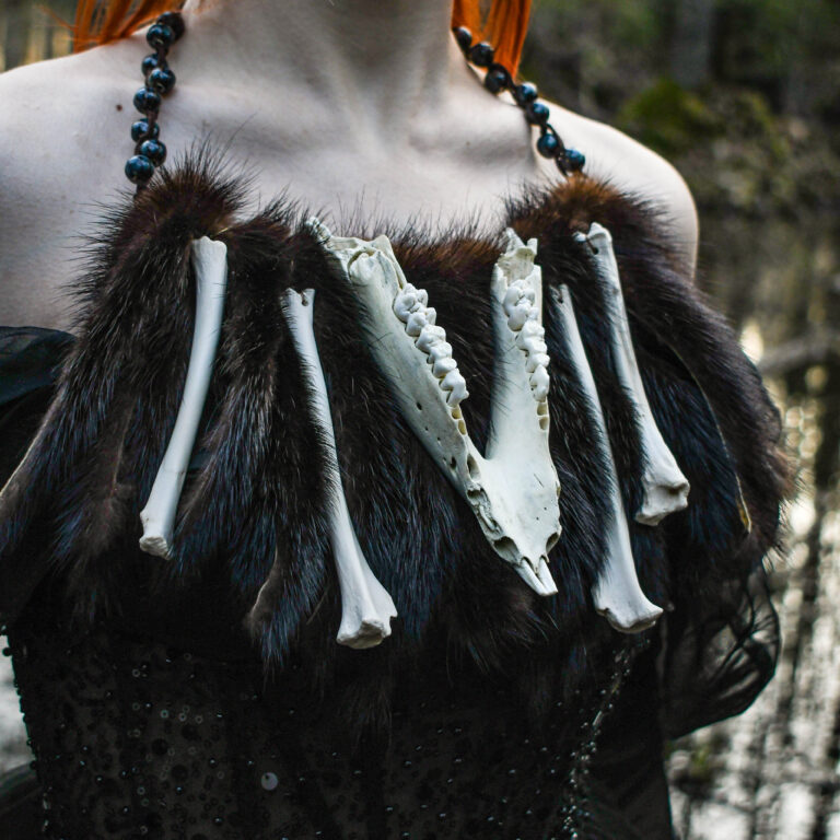 Metssea alalõualuust, rebase kontidest ja nahkadest suur kaelakee