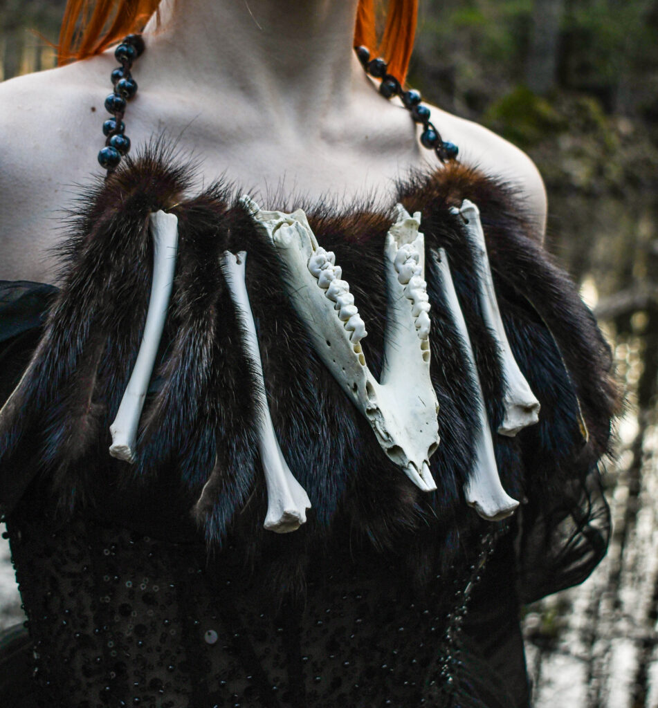 Metssea alalõualuust, rebase kontidest ja nahkadest suur kaelakee