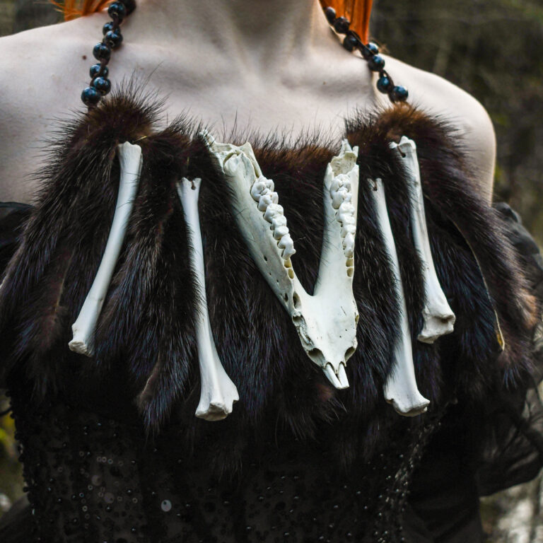 Metssea alalõualuust, rebase kontidest ja nahkadest suur kaelakee