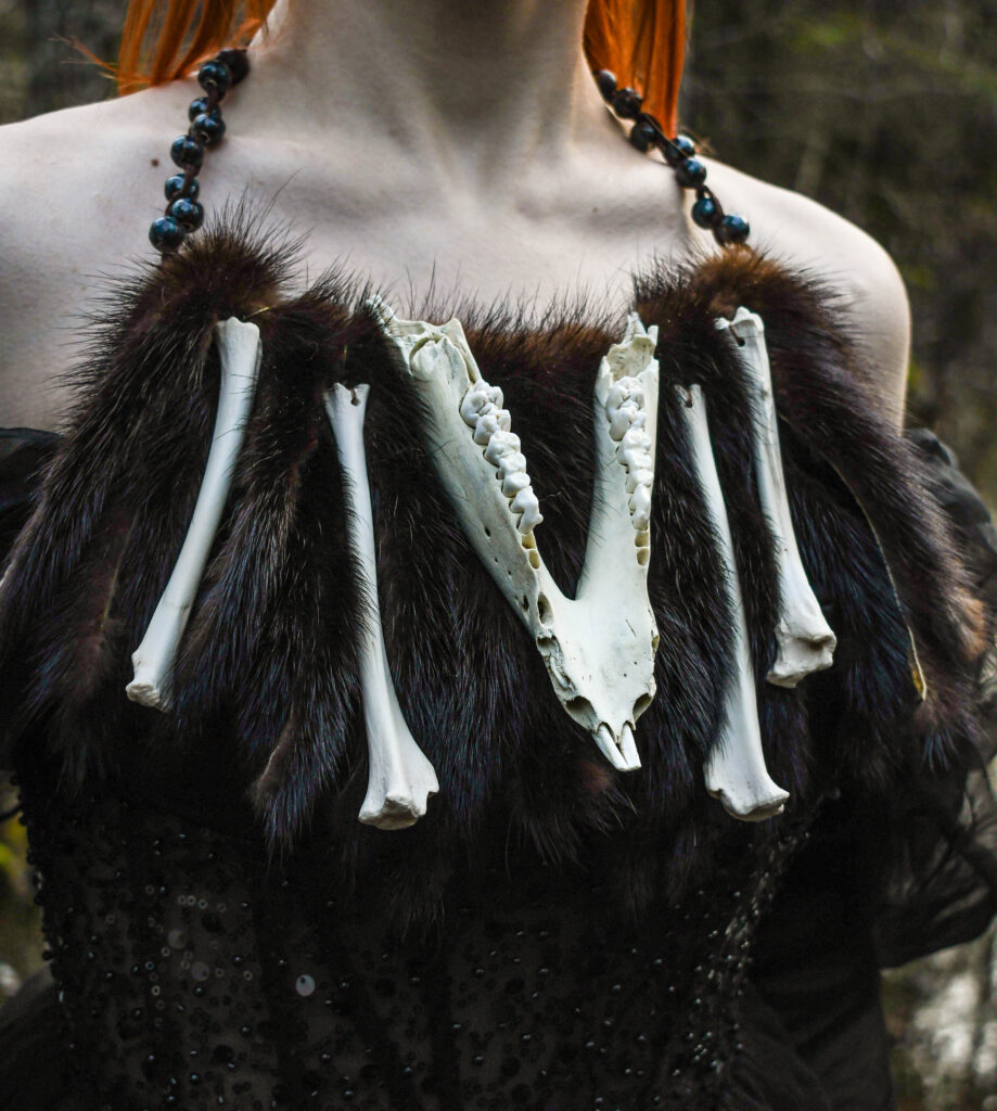 Metssea alalõualuust, rebase kontidest ja nahkadest suur kaelakee