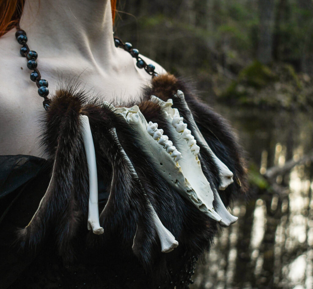 Metssea alalõualuust, rebase kontidest ja nahkadest suur kaelakee