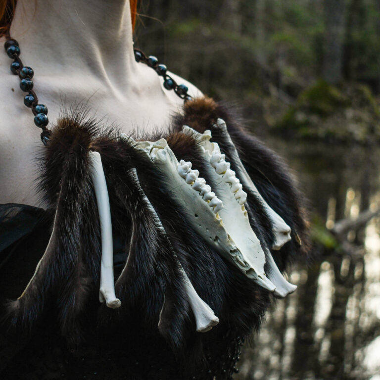 Metssea alalõualuust, rebase kontidest ja nahkadest suur kaelakee